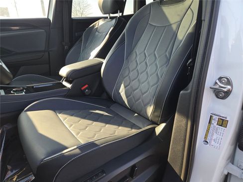 Used 2025 Volkswagen Tiguan SEL R-Line image 28