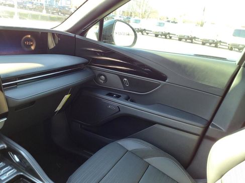 Used 2025 Lincoln Nautilus Reserve w/ Jet Appearance Package image 17