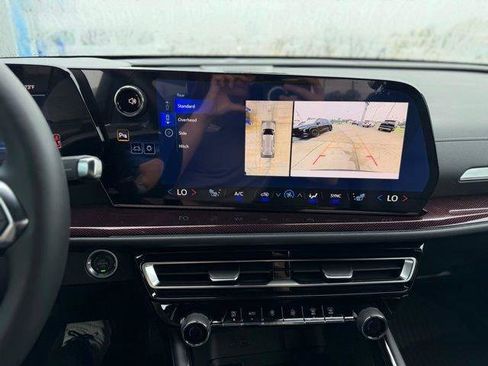 New 2026 Chevrolet Traverse Z71 w/ Enhanced Driving Package AWD/4WD image 17