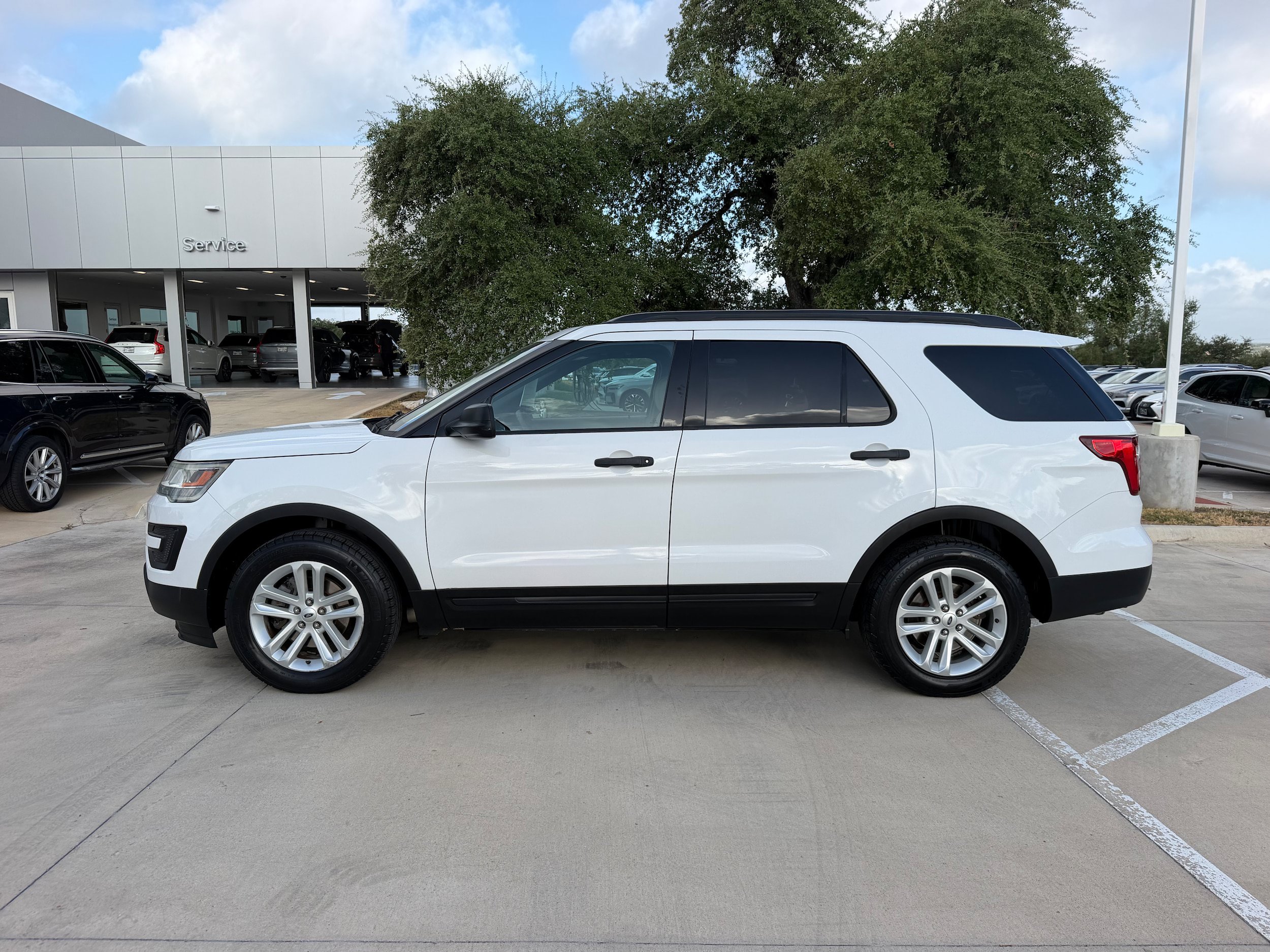 Used 2016 Ford Explorer FWD image 3