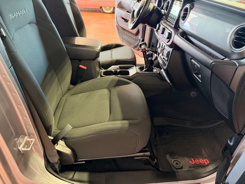 Used 2018 Jeep Wrangler Unlimited Sahara AWD/4WD image 25