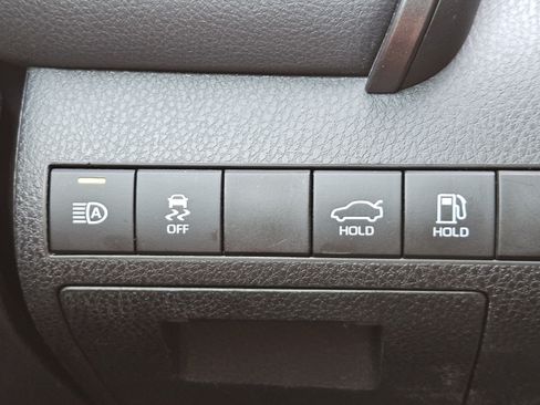 Used 2020 Toyota Camry SE w/ Convenience Package FWD image 19