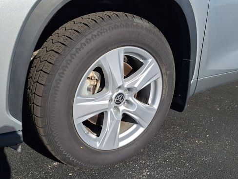 Used 2024 Toyota Highlander LE image 28