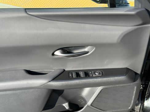 New 2026 Lexus UX 300h FWD image 17