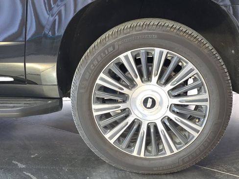 Used 2022 Cadillac Escalade ESV Luxury AWD/4WD image 12