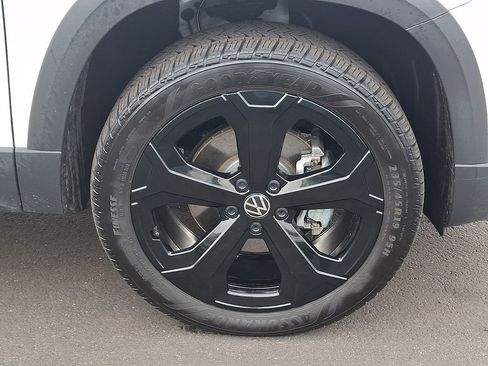 Certified 2025 Volkswagen Taos SE image 8