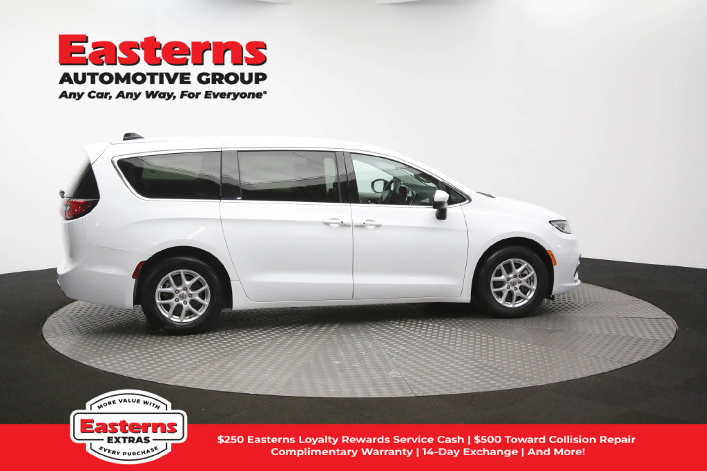 Used 2023 Chrysler Pacifica Touring-L FWD image 43