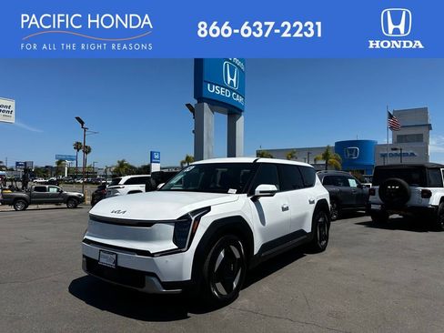 Used 2024 Kia EV9 Light Long Range RWD image 1