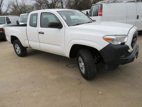 Used 2018 Toyota Tacoma SR RWD image 3