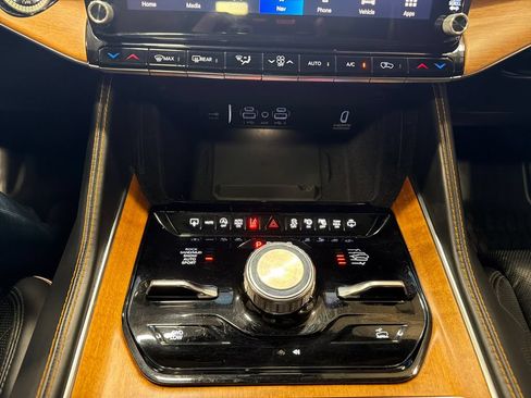 Used 2023 Jeep Grand Wagoneer Series III AWD/4WD image 10