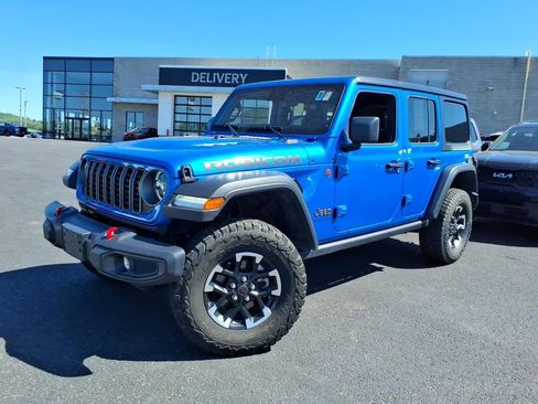 Used 2025 Jeep Wrangler Unlimited Rubicon AWD/4WD image 3