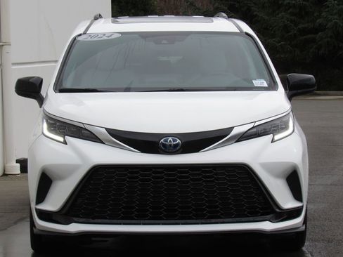 Used 2024 Toyota Sienna XSE image 3