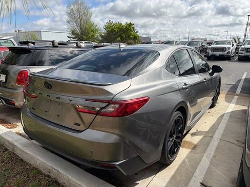 Used 2025 Toyota Camry SE w/ Convenience Package image 3
