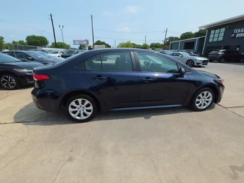 Used 2025 Toyota Corolla LE FWD image 5