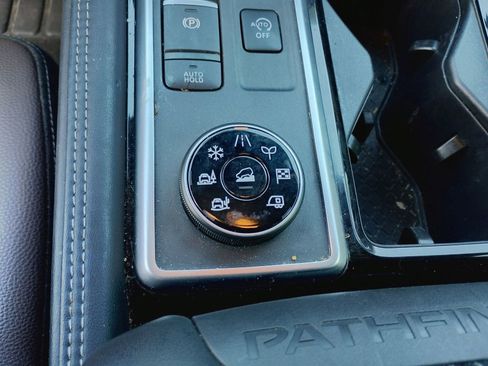 Used 2024 Nissan Pathfinder Platinum image 15