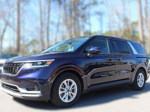 Certified 2024 Kia Carnival LX image 3