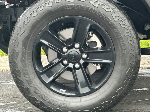 Used 2022 Jeep Wrangler Unlimited Sahara image 27