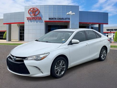 Used 2016 Toyota Camry SE w/ Moonroof Package FWD image 3