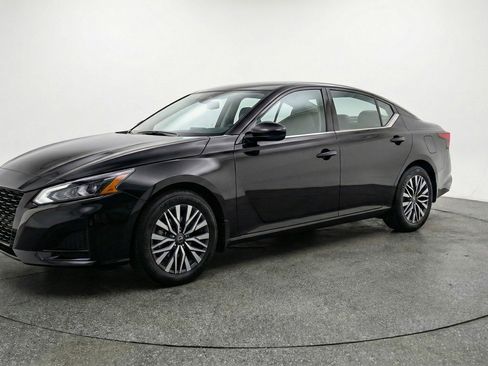 Used 2025 Nissan Altima 2.5 SV FWD image 3