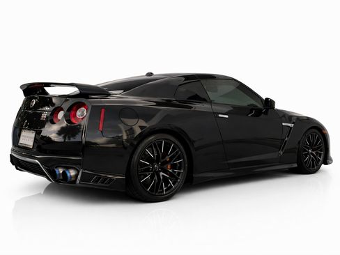 Used 2021 Nissan GT-R Premium image 7