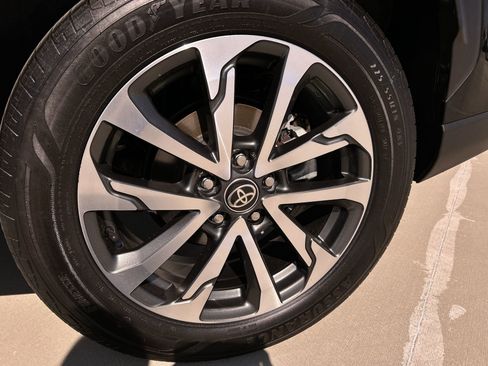 Used 2023 Toyota Corolla Cross XLE w/ Convenience Package image 19