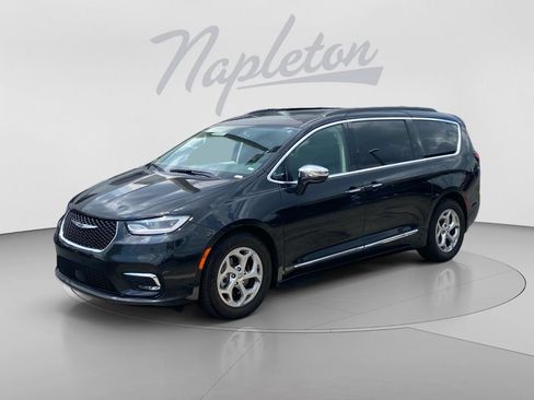 Used 2023 Chrysler Pacifica Limited FWD image 1