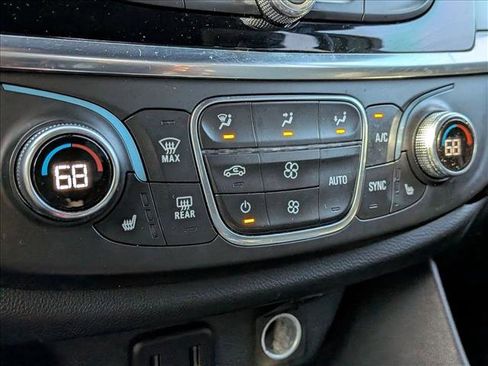 Used 2022 Chevrolet Traverse LT FWD image 13