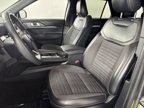 Used 2025 Ford Explorer ST-Line w/ ST-Line Street Pack AWD/4WD image 4