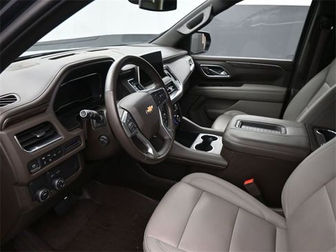 Used 2022 Chevrolet Suburban LT w/ Luxury Package image 18