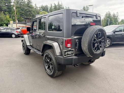 Used 2018 Jeep Wrangler Unlimited Sahara w/ Max Tow Package AWD/4WD image 3