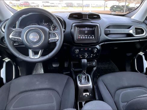 Used 2018 Jeep Renegade Latitude FWD image 14