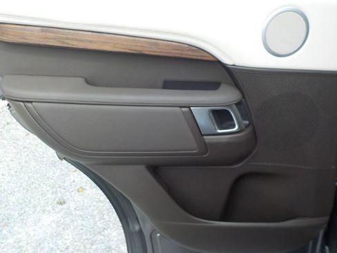 Used 2017 Land Rover Discovery HSE image 31