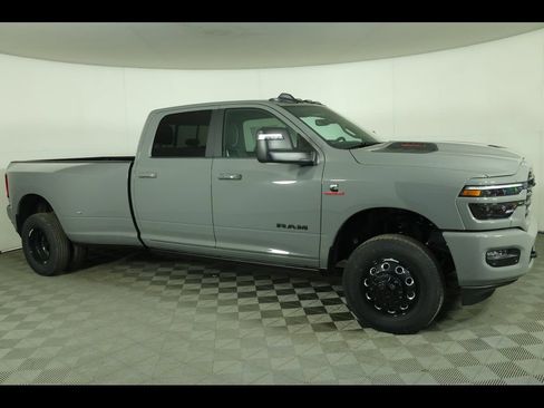 New 2026 RAM 3500 Laramie AWD/4WD image 17