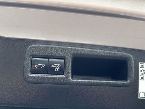 Used 2021 Toyota Venza XLE w/ Softex Package image 28