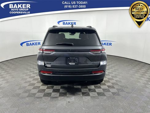 Used 2024 Jeep Grand Cherokee Altitude image 8