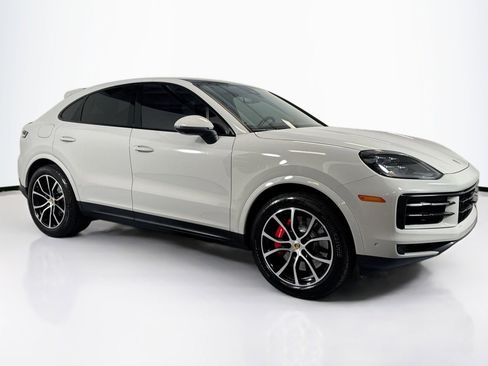 Used 2024 Porsche Cayenne S AWD/4WD image 3