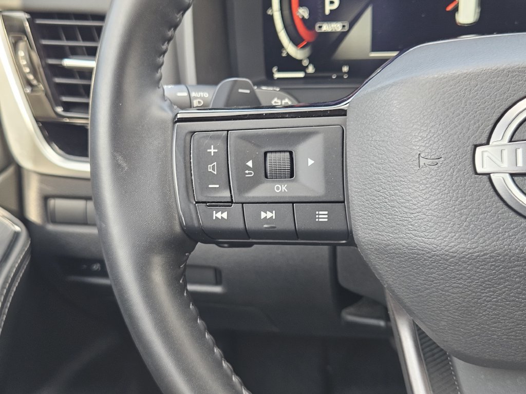 Used 2025 Nissan Rogue SL AWD/4WD image 28