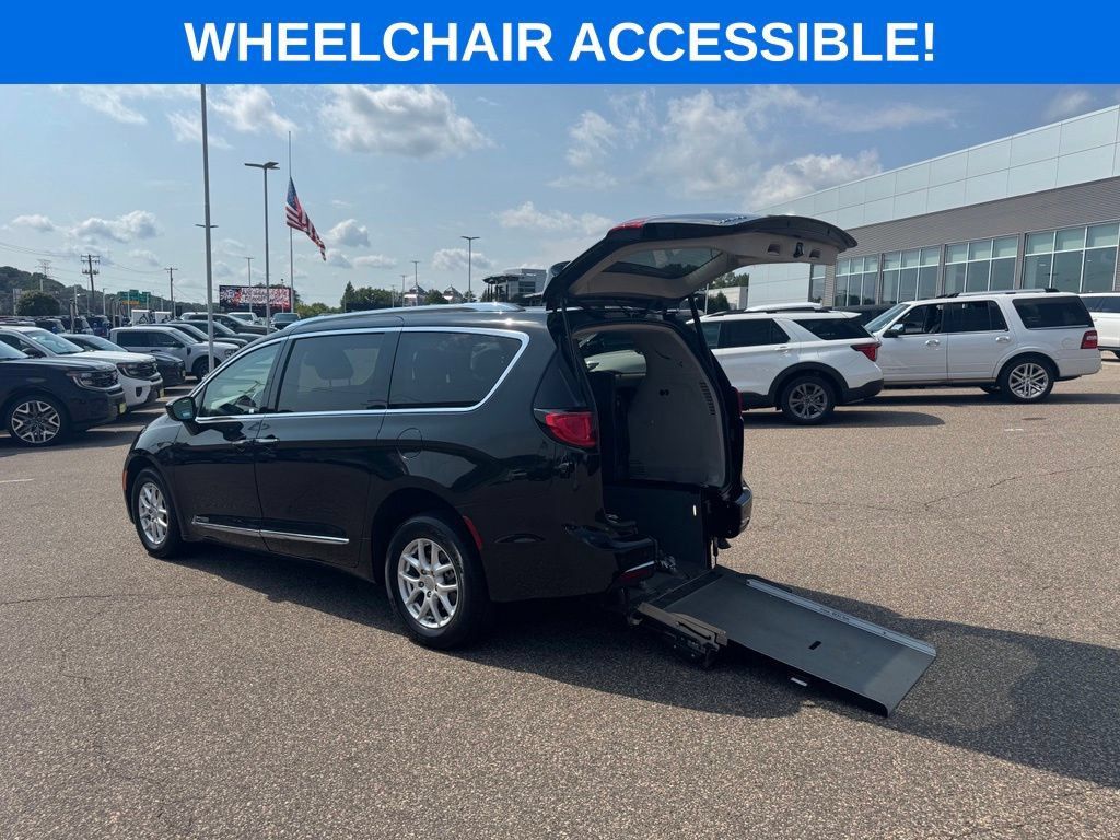 Used 2020 Chrysler Pacifica Touring-L FWD image 8