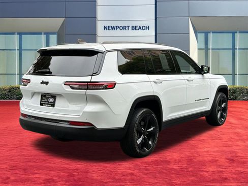 Used 2023 Jeep Grand Cherokee L Laredo RWD image 9