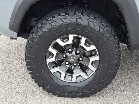 Used 2020 Toyota Tacoma TRD Off-Road w/ TRD Premium Off Road Package AWD/4WD image 7