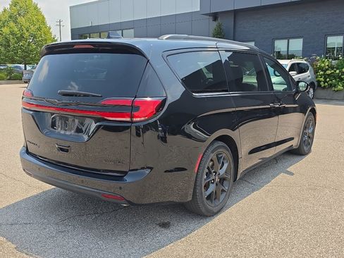 Used 2025 Chrysler Pacifica Limited FWD image 7