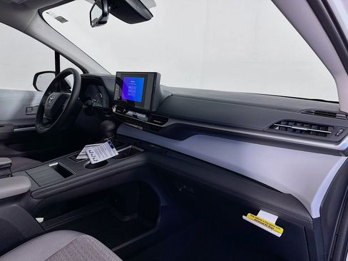 New 2026 Toyota Sienna LE image 30