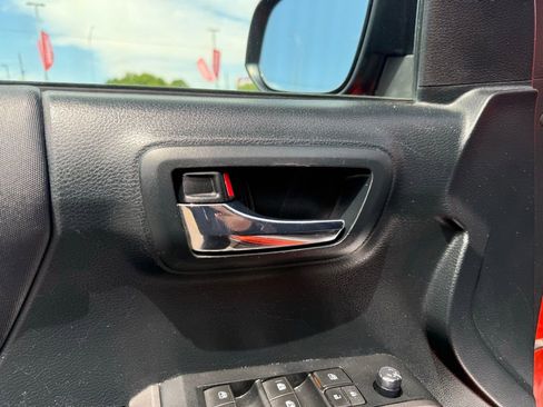 Used 2017 Toyota Tacoma TRD Sport w/ Tow Package (A/T) AWD/4WD image 12