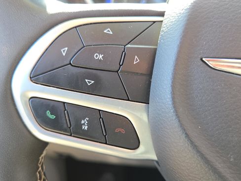 Used 2023 Chrysler Pacifica Limited w/ Uconnect Theater Family Group image 37