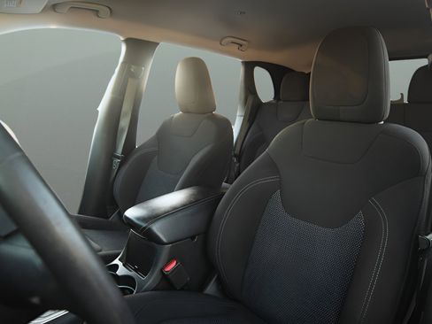 Used 2019 Jeep Cherokee Latitude w/ Popular Appearance Group FWD image 5