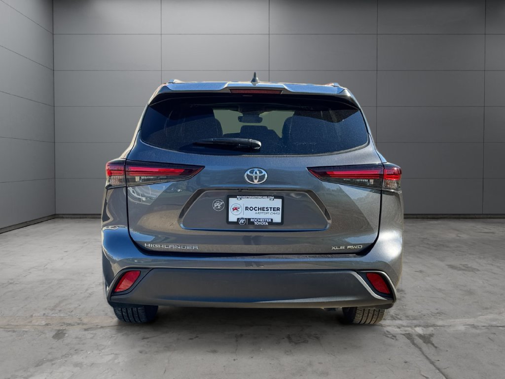 Used 2024 Toyota Highlander XLE AWD/4WD image 4