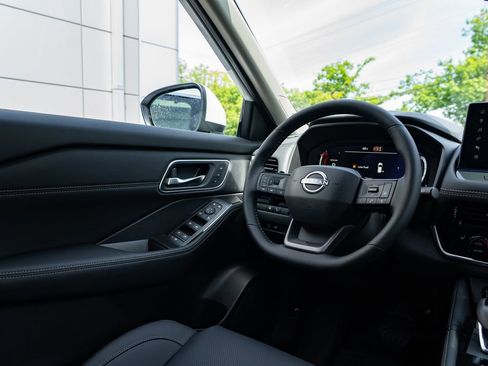 New 2026 Nissan Rogue Platinum AWD/4WD image 12
