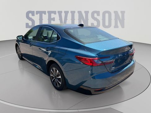 Used 2025 Toyota Camry XLE AWD/4WD image 3