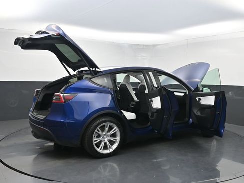 Used 2021 Tesla Model Y Long Range AWD/4WD image 36