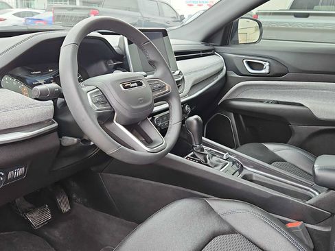 Used 2025 Jeep Compass Latitude AWD/4WD image 10